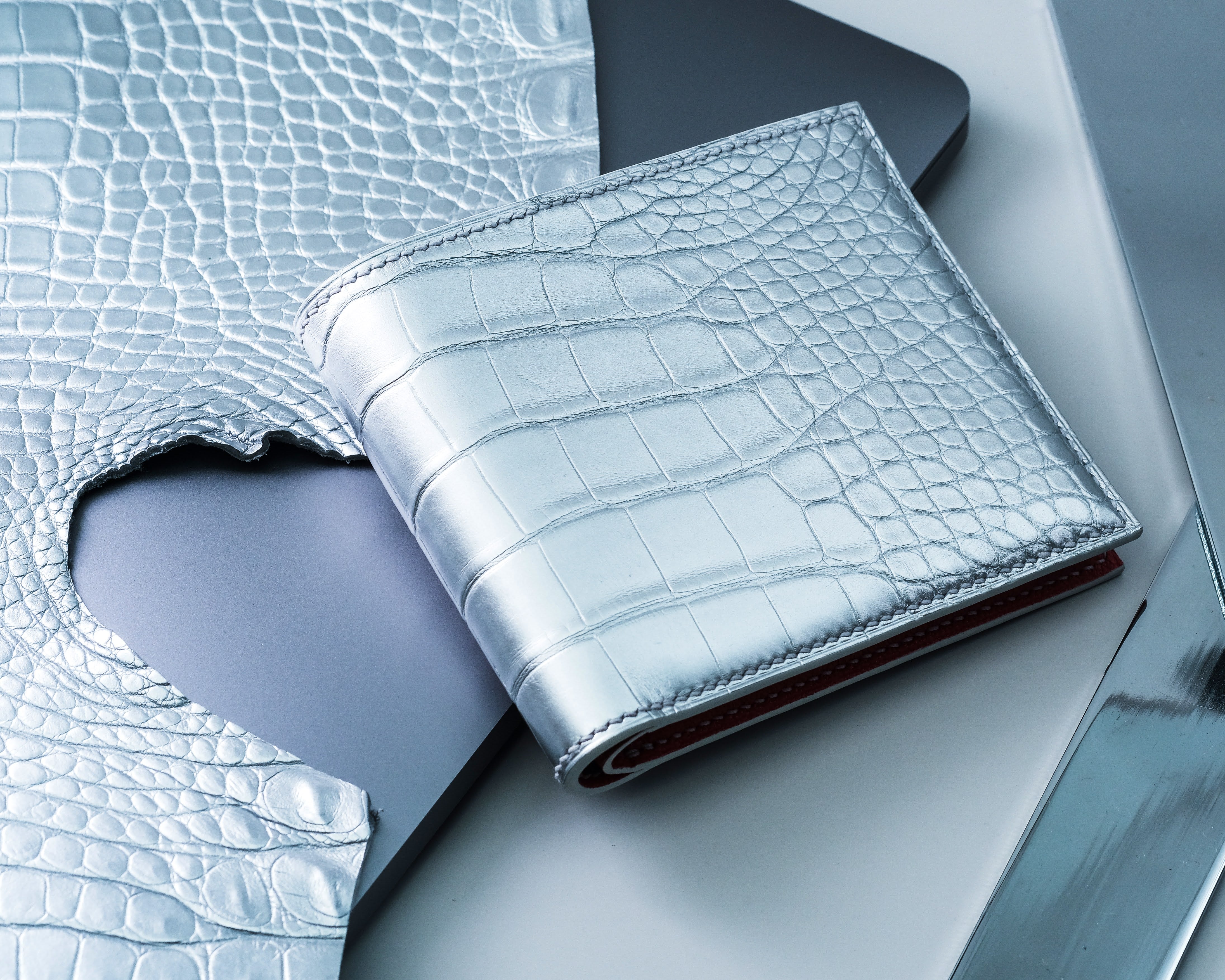 Unisilver Wallet Bespoke Bifold Wallet in Metallic Silver Alligator – Solitaire Official